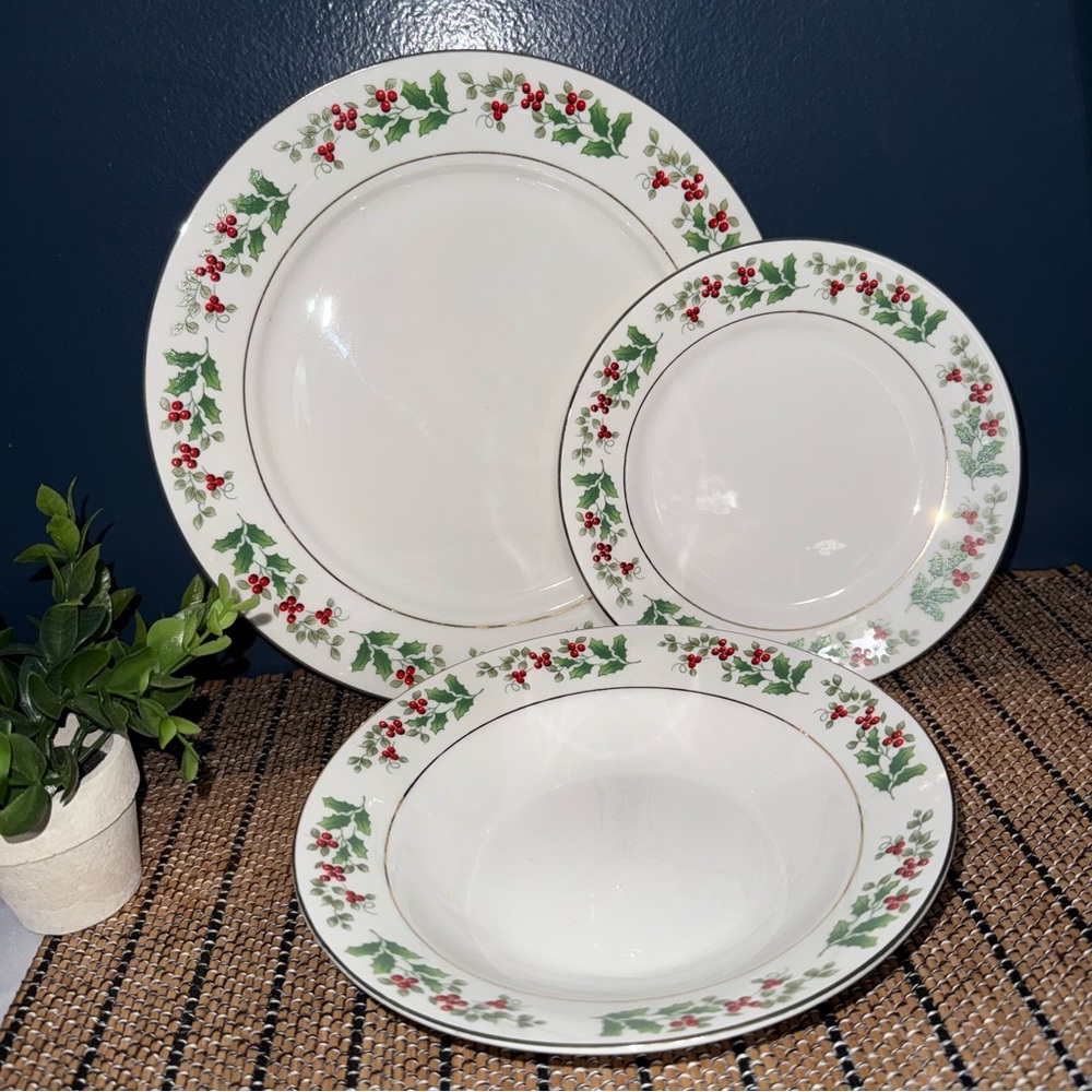 👵🏻 Gibson Christmas Charm 3 Piece Dinnerware Plate Set